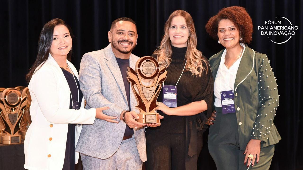 Equipe da Lupa Multidesenvolvimento recebendo o Prêmio Pan-Americano de Inovação 2026